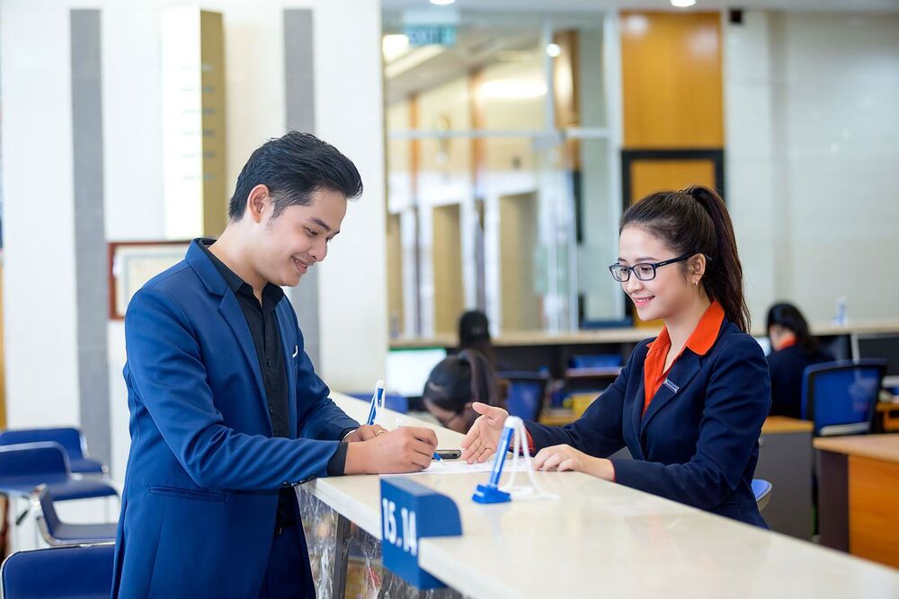 Nên ứng tuyển vị trí Giao dịch viên hay vị trí Chuyên viên quan hệ khách hàng?