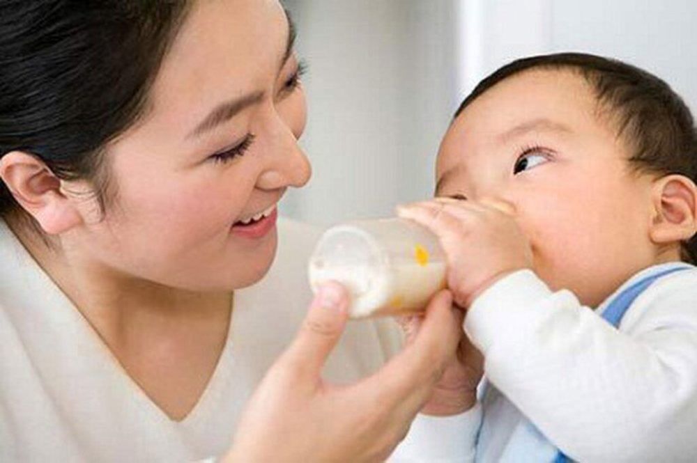 Cách tập cho bé bú bình khi mẹ đi làm như thế nào?